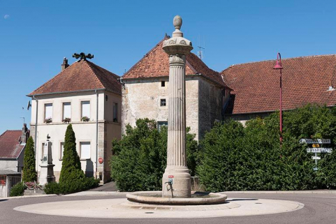 Place de la Résistance, fontaine-colonne, ancienne maison commune et école des garçons à gauche et ferme avec un plan en L à droite. © Région Bourgogne-Franche-Comté, Inventaire du patrimoine