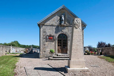 Stèle aux morts pour la patrie, chapelle Saint-Thiébaut et cimetière. © Région Bourgogne-Franche-Comté, Inventaire du patrimoine