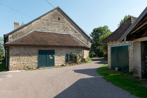 Vue de la ferme côté Ouest, le four à pain contre le mur pignon et la soue à cochons sur la droite. © Région Bourgogne-Franche-Comté, Inventaire du patrimoine Vue de la ferme côté Ouest, le four à pain contre le mur pignon et la soue à cochons sur la droite. © Région Bourgogne-Franche-Comté, Inventaire du patrimoine