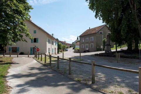 Vue de la véloroute Charles le Téméraire, la Grande rue et l'huilerie © Région Bourgogne-Franche-Comté, Inventaire du patrimoine Vue de la véloroute Charles le Téméraire, la Grande rue et l'huilerie © Région Bourgogne-Franche-Comté, Inventaire du patrimoine