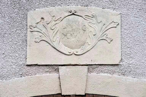 Plaque gravée avec inscription et datation:"Pax Hic Domui MDCCCXXVIII", sur le mur Nord de la mairie. © Région Bourgogne-Franche-Comté, Inventaire du patrimoine