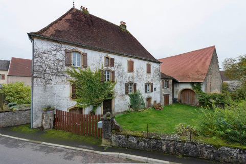 Vue de la demeure et de sa grange en retour d'équerre. © Région Bourgogne-Franche-Comté, Inventaire du patrimoine