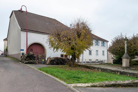 Ancienne école des filles, logement de l'institutrice et grange de l'instituteur à l'angle. A droite, la place publique qui servait de cour de récération, à l'emplacement de l'ancien cimetière. © Région Bourgogne-Franche-Comté, Inventaire du patrimoine