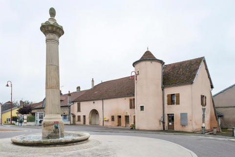 Place de la Résistance, fontaine-colonne et ancienne maison avec tourelle contenant un escalier-en-vis. © Région Bourgogne-Franche-Comté, Inventaire du patrimoine