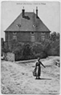 Vue du centre du village, place de l'église, devant la maison Malapert, aujourd'hui la mairie. © Région Bourgogne-Franche-Comté, Inventaire du patrimoine