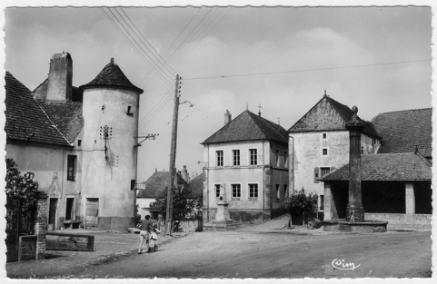 Maison commune et monument aux morts sur la place de la mairie avec la fontaine-colonne et le lavoir. © Région Bourgogne-Franche-Comté, Inventaire du patrimoine