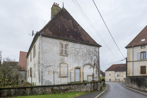 Vue de la demeure depuis le haut de la Grande rue. A droite, la mairie. © Région Bourgogne-Franche-Comté, Inventaire du patrimoine