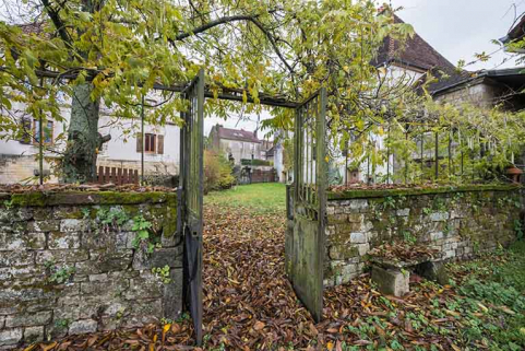 Le mur de clôture qui sépare le jardin d'agrément du jardin potager. © Région Bourgogne-Franche-Comté, Inventaire du patrimoine