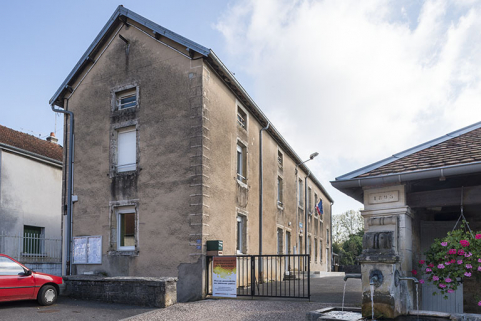 Vue sur le pignon depuis la rue. © Région Bourgogne-Franche-Comté, Inventaire du patrimoine Vue sur le pignon depuis la rue. © Région Bourgogne-Franche-Comté, Inventaire du patrimoine