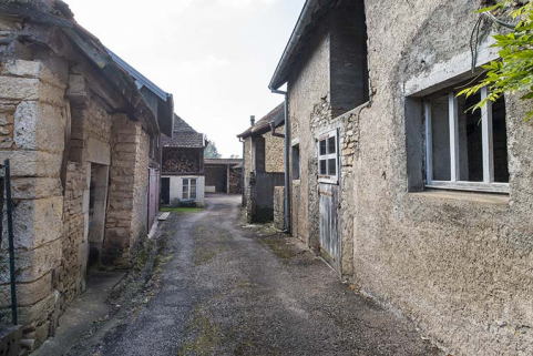 Ruelle perpendiculaire au chemin du Cornot. © Région Bourgogne-Franche-Comté, Inventaire du patrimoine Ruelle perpendiculaire au chemin du Cornot. © Région Bourgogne-Franche-Comté, Inventaire du patrimoine