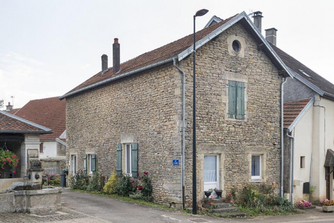 Vue de la maison depuis la Grande rue. © Région Bourgogne-Franche-Comté, Inventaire du patrimoine Vue de la maison depuis la Grande rue. © Région Bourgogne-Franche-Comté, Inventaire du patrimoine