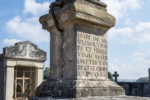 Les inscriptions sur le socle. © Région Bourgogne-Franche-Comté, Inventaire du patrimoine Les inscriptions sur le socle. © Région Bourgogne-Franche-Comté, Inventaire du patrimoine
