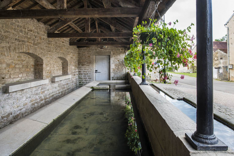 La fontaine, Grande rue. © Région Bourgogne-Franche-Comté, Inventaire du patrimoine La fontaine, Grande rue. © Région Bourgogne-Franche-Comté, Inventaire du patrimoine