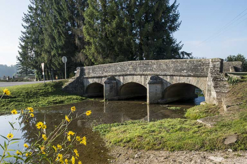 Vue depuis l'aval de la rivière. © Région Bourgogne-Franche-Comté, Inventaire du patrimoine Vue depuis l'aval de la rivière. © Région Bourgogne-Franche-Comté, Inventaire du patrimoine
