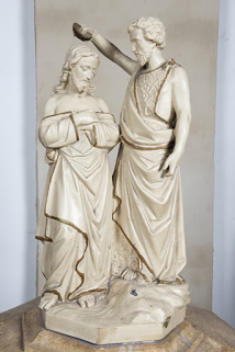 Le groupe sculpté sur le couvercle des fonts baptismaux : le baptême du Christ. © Région Bourgogne-Franche-Comté, Inventaire du patrimoine Le groupe sculpté sur le couvercle des fonts baptismaux : le baptême du Christ. © Région Bourgogne-Franche-Comté, Inventaire du patrimoine