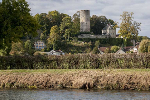 Vue générale avec le donjon, depuis la Saône. © Région Bourgogne-Franche-Comté, Inventaire du patrimoine