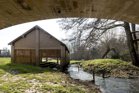 Vue du dessous du pont, le pignon nord de l'ancien lavoir.  © Région Bourgogne-Franche-Comté, Inventaire du patrimoine