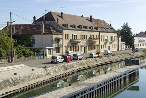 Le quai Vergy et la maison de la navigation, actuelle subdivsion de Voies Navigables de France. © Région Bourgogne-Franche-Comté, Inventaire du patrimoine