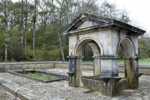 fontaine © Région Bourgogne-Franche-Comté, Inventaire du patrimoine fontaine © Région Bourgogne-Franche-Comté, Inventaire du patrimoine