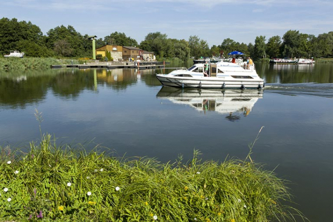 Bateau de plaisance empruntant la dérivation. © Région Bourgogne-Franche-Comté, Inventaire du patrimoine