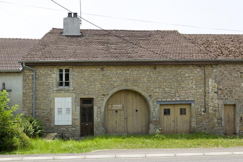 Maison ferme avec trappon de cave sur rue : 14, rue des Marronniers. © Région Bourgogne-Franche-Comté, Inventaire du patrimoine