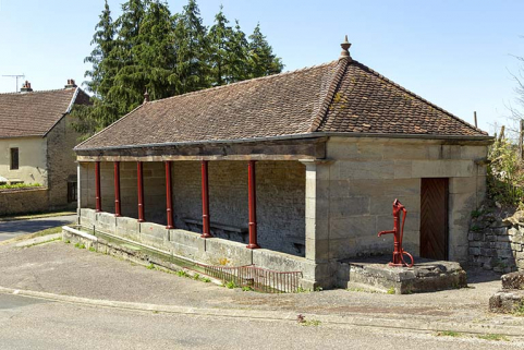 Vue rapprochée de trois-quart nord-est du lavoir à l'entrée sud-ouest du village. © Région Bourgogne-Franche-Comté, Inventaire du patrimoine Vue rapprochée de trois-quart nord-est du lavoir à l'entrée sud-ouest du village. © Région Bourgogne-Franche-Comté, Inventaire du patrimoine
