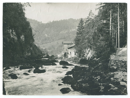 [Le moulin du Refrain, vu de l'aval], [vers 1906 ?]. © Région Bourgogne-Franche-Comté, Inventaire du patrimoine