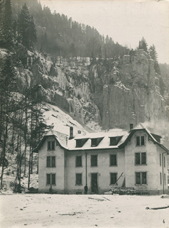 [Logement et travaux vers l'extrémité du tunnel côté centrale], [1907 ou 1908 ?]. © Région Bourgogne-Franche-Comté, Inventaire du patrimoine