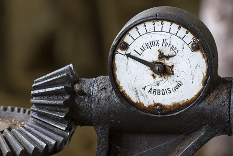 Usine : manomètre de la commande de la turbine Laurioz. © Région Bourgogne-Franche-Comté, Inventaire du patrimoine Usine : manomètre de la commande de la turbine Laurioz. © Région Bourgogne-Franche-Comté, Inventaire du patrimoine