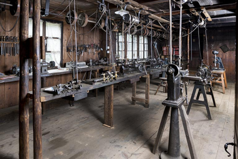 Vue d'ensemble de l'atelier, avec deux des tours à perche au premier plan à gauche. © Région Bourgogne-Franche-Comté, Inventaire du patrimoine Vue d'ensemble de l'atelier, avec deux des tours à perche au premier plan à gauche. © Région Bourgogne-Franche-Comté, Inventaire du patrimoine
