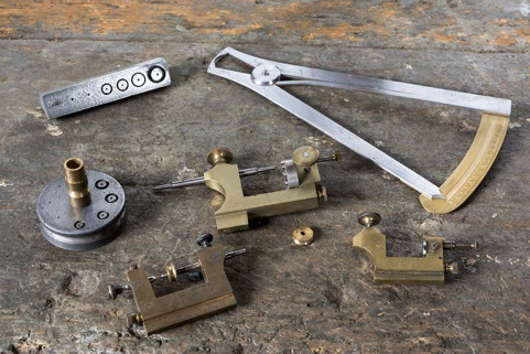 Exemple d'outils fabriqués dans l'atelier : outils à redresser les roues de cylindre (à gauche), au dixième (en haut à droite), à centrer et rapporter les pivots (les trois en bas autour d'un cuivrot, celui du haut étant dit à 12 cornets). © Région Bourgogne-Franche-Comté, Inventaire du patrimoine