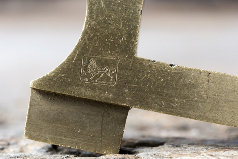 Logotype sur un outil à centrer, associant un lion tourné vers la gauche et l'inscription Corem. © Région Bourgogne-Franche-Comté, Inventaire du patrimoine