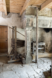Forge : foyer et soufflet, dans une grande cheminée en pierre. © Région Bourgogne-Franche-Comté, Inventaire du patrimoine Forge : foyer et soufflet, dans une grande cheminée en pierre. © Région Bourgogne-Franche-Comté, Inventaire du patrimoine