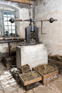 Vue d'ensemble (cadrage vertical). Les caisses au premier plan contiennent des pièces découpées (outils à centrer) et des déchets de découpe.  © Région Bourgogne-Franche-Comté, Inventaire du patrimoine