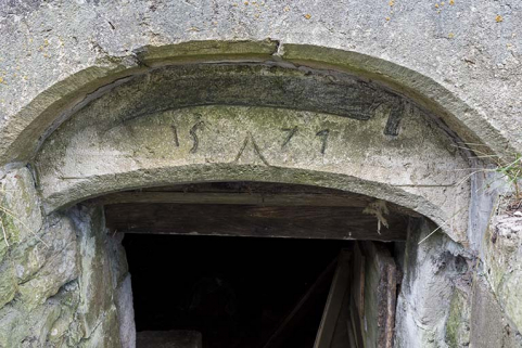 Façade est : linteau de l'entrée de la cave, avec date et dessin d'une faux. © Région Bourgogne-Franche-Comté, Inventaire du patrimoine Façade est : linteau de l'entrée de la cave, avec date et dessin d'une faux. © Région Bourgogne-Franche-Comté, Inventaire du patrimoine