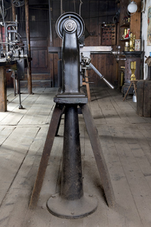 Vue de profil, montrant le socle. © Région Bourgogne-Franche-Comté, Inventaire du patrimoine