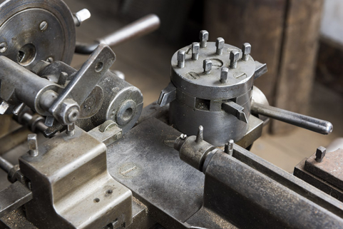 Détail de la partie travaillante : poupée avec passage de la barre (à gauche), tourelle revolver (au centre) et porte-outil d'extrémité (à droite). © Région Bourgogne-Franche-Comté, Inventaire du patrimoine