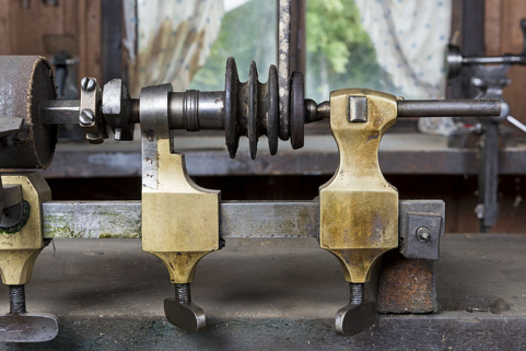 2e tour (machine à polir) : poupée mobiles avec l'arbre moteur et sa poulie. © Région Bourgogne-Franche-Comté, Inventaire du patrimoine