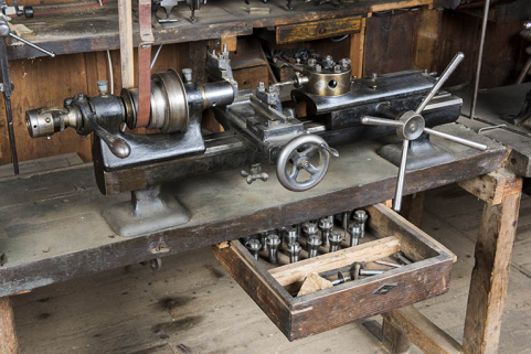 Vue plongeante sur le tour et le tiroir aux accessoires. © Région Bourgogne-Franche-Comté, Inventaire du patrimoine