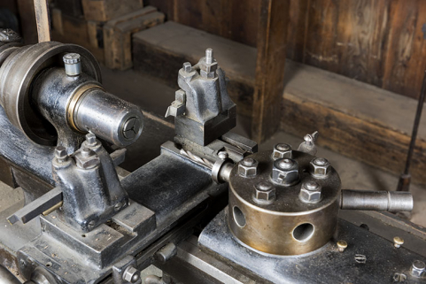 Partie travaillante : mandrin sur la poupée fixe à gauche, burins au centre et tourelle revolver à droite. © Région Bourgogne-Franche-Comté, Inventaire du patrimoine
