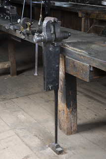 Etau à pied de la rangée centrale, permettant la fixation d'un tour à perche. © Région Bourgogne-Franche-Comté, Inventaire du patrimoine