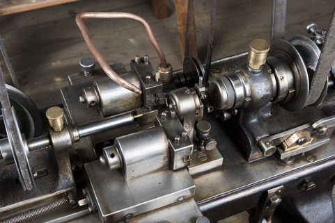 Vue plongeante sur la partie travaillante, avec la mèche à gauche et le burin de coupe au centre. © Région Bourgogne-Franche-Comté, Inventaire du patrimoine