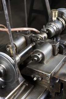 Partie travaillante : mèche à gauche, les deux burins au centre, en avant du support de barre. © Région Bourgogne-Franche-Comté, Inventaire du patrimoine