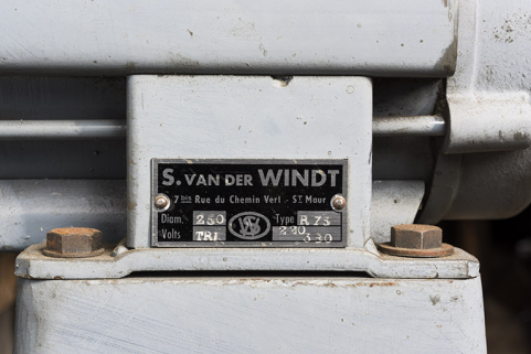 Plaque du constructeur. © Région Bourgogne-Franche-Comté, Inventaire du patrimoine