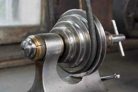 Lunette double avec l'arbre moteur, sa poulie et la pince (à gauche). © Région Bourgogne-Franche-Comté, Inventaire du patrimoine