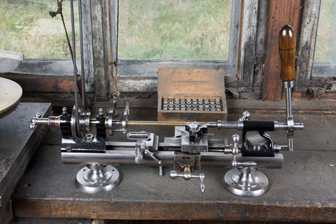 Vue plongeante sur le grand tour et sa caisse d'accessoires. © Région Bourgogne-Franche-Comté, Inventaire du patrimoine