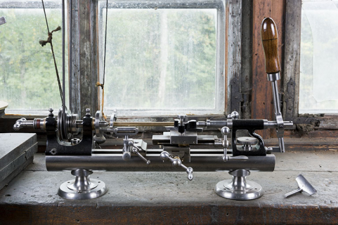 Grand tour, vu de face. A droite, un support d'outil à main. © Région Bourgogne-Franche-Comté, Inventaire du patrimoine