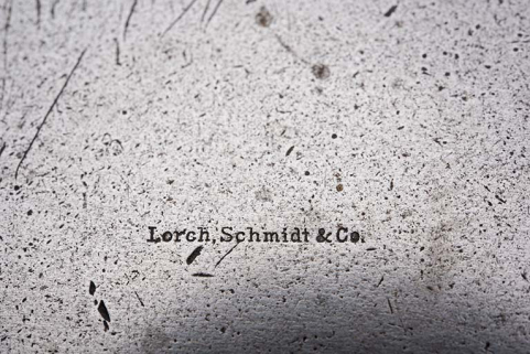 Grand tour : nom du fabricant, à l'extrémité du banc. © Région Bourgogne-Franche-Comté, Inventaire du patrimoine