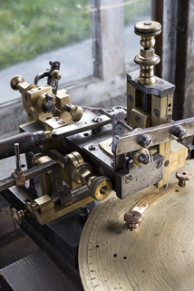 Module de gravage : vue plongeante, de trois quarts gauche. La came réglant la longueur des traits de division est visible à l'arrière-plan. © Région Bourgogne-Franche-Comté, Inventaire du patrimoine