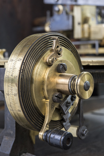 Plateau diviseur : manette et disques gradués du système de mise en rotation. © Région Bourgogne-Franche-Comté, Inventaire du patrimoine